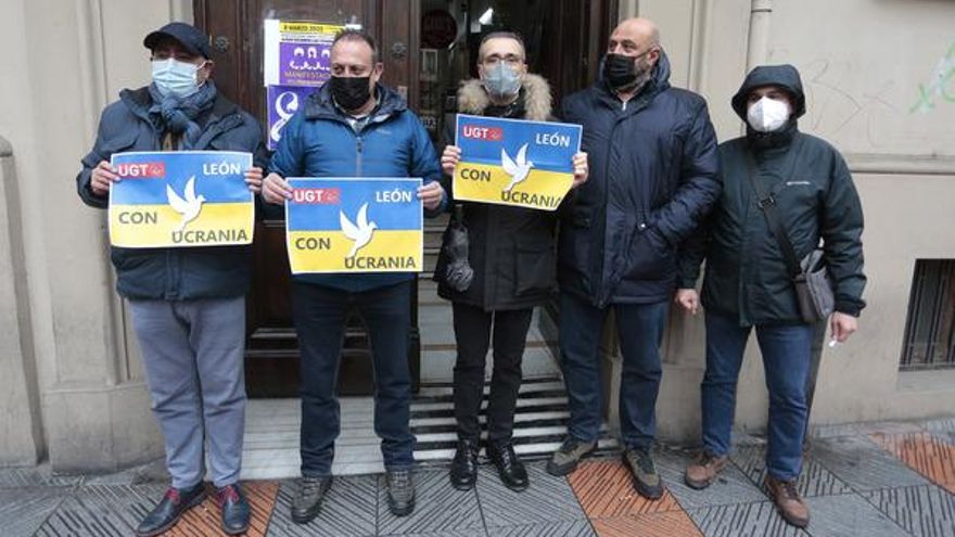 Los miembros de UGT y CCOO se concentran en solidaridad con Ucrania frente a su sede.