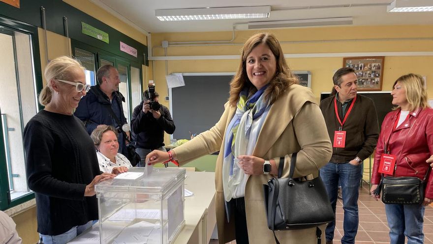La alcaldesa y candidata del PSOE a la Alcaldía de Segovia, Clara Martín, en el momento de votar en las urnas. 28M