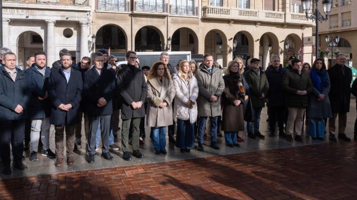 Minuto de silencio en La Rioja tras la tragedia en Adamuz: Arraiz pide "paciencia" para seguir investigando las causas