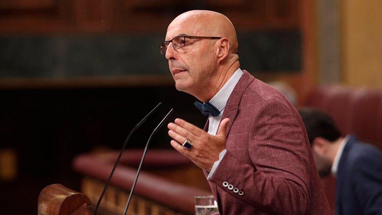 Antonio Hurtado, el político de la pajarita que pasó de 'eurodelegado' a  azote del caso Colecor