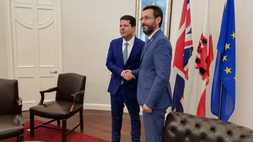 El alcalde de La Línea, Juan Franco, con Fabian Picardo en una imagen de archivo