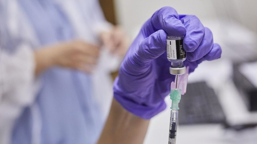 Archivo - Una enfermera prepara la vacuna para un sanitario contra el coronavirus en  un Hospital