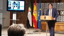 El vicepresidente y consejero Vergeles informando sobre las normas de visita a familiares críticos