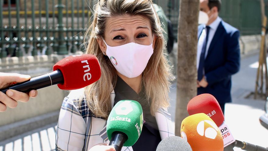 La vicepresidenta tercera y ministra de Trabajo, Yolanda Díaz, ofrece declaraciones a los medios de comunicación tras ejercer su derecho a voto en la Escuela Técnica Superior de Ingenieros de Minas y Energía, a 4 de mayo de 2021, en Madrid (España).