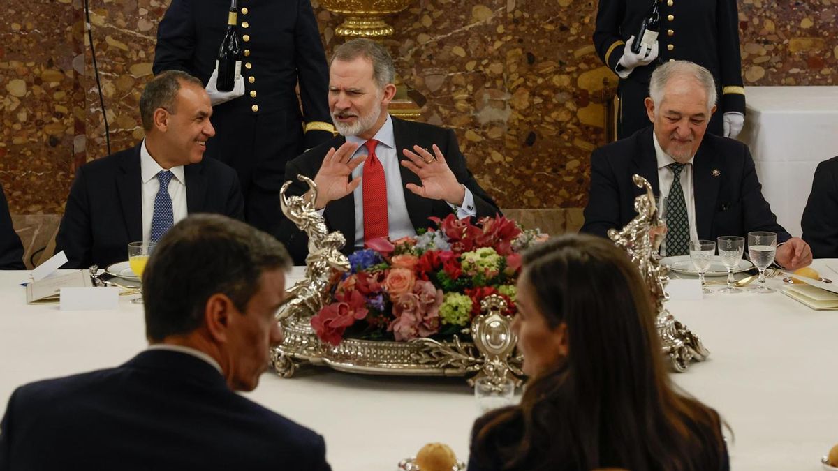 El rey Felipe VI durante el almuerzo ofrecido por los Reyes al presidente de Egipto, Abdelfatah al Sisi, el pasado mes de febrero en el Palacio Real de Madrid. En primero plano, la reina, Letizia Ortiz, y el presidente del Gobierno, Pedro Sánchez.