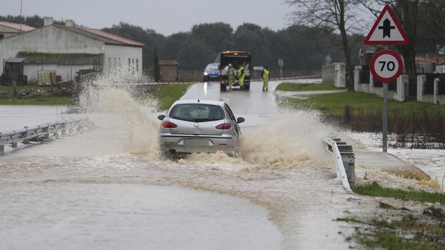 Carretera de Matilla en Salamanca inundada. Las grandes riadas inundan campos en la provincia y desbordan carreteras.