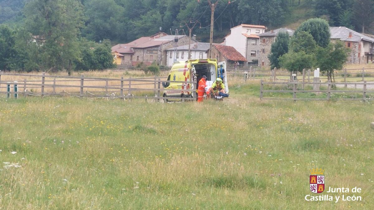 Una lesión de rodilla obliga a evacuar en helicóptero a una montañera de Collado Jermoso en Picos de Europa