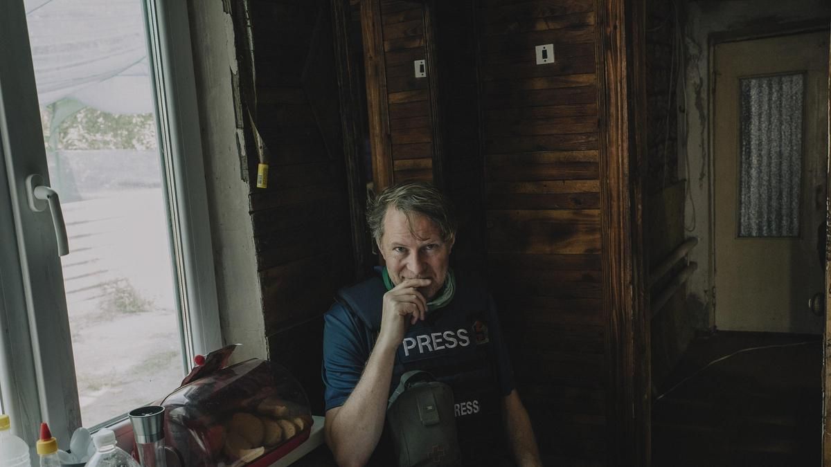 El periodista Luke Harding en un pueblo de cerca de Pokrovsk, en Ucrania, en 2025.