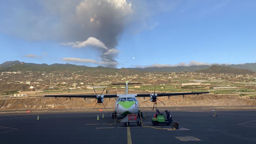 Avión de Binter frente al volcán de Cumbre Vieja