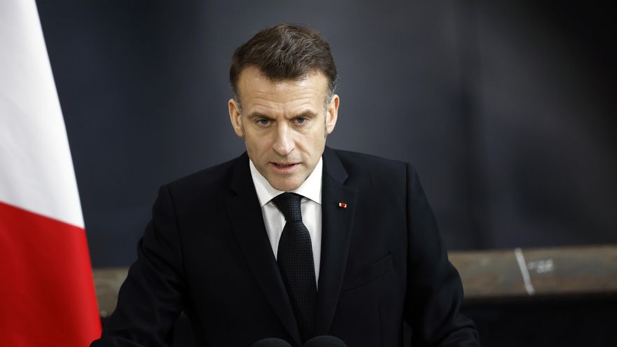 El presidente francés Emmanuel Macron, el pasado lunes 2 de marzo durante un discurso junto al submarino 'Le Temeraire' (El Temerario) en la base de submarinos nucleares de la Marina de Ile Longue en Crozon, cerca de Brest, en Francia. EFE/EPA/YOAN VALAT / POOL