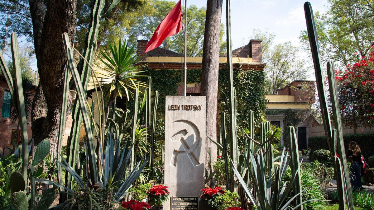 La tumba del revolucionario ocupa el centro del patio, donde descansa junto a su esposa y a su nieto.