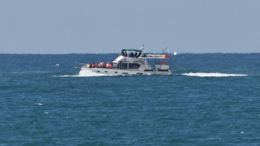 Un buque de la Flotilla Global Sumud llegando al puerto de Ashdod el 02 de octubre de 2025 después de ser interceptado mientras transportaba ayuda a Gaza. El Ministerio de Relaciones Exteriores de Israel anunció que varios buques que forman parte de la Flotilla Global Sumud (GSF) habían sido detenidos y que los que estaban a bordo estaban siendo trasladados a un puerto israelí. EFE/EPA/ATEF SAFADI