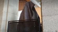 Estatua de Víctor Ochoa, tapada y en el hueco de una escalera/ Imágenes de La Sexta