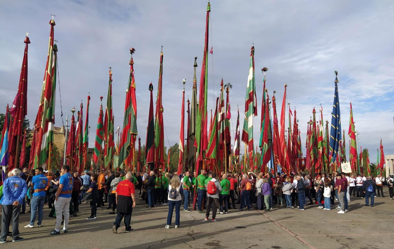 Los pendones a punto de salir de la campa de San Marcos en Eras