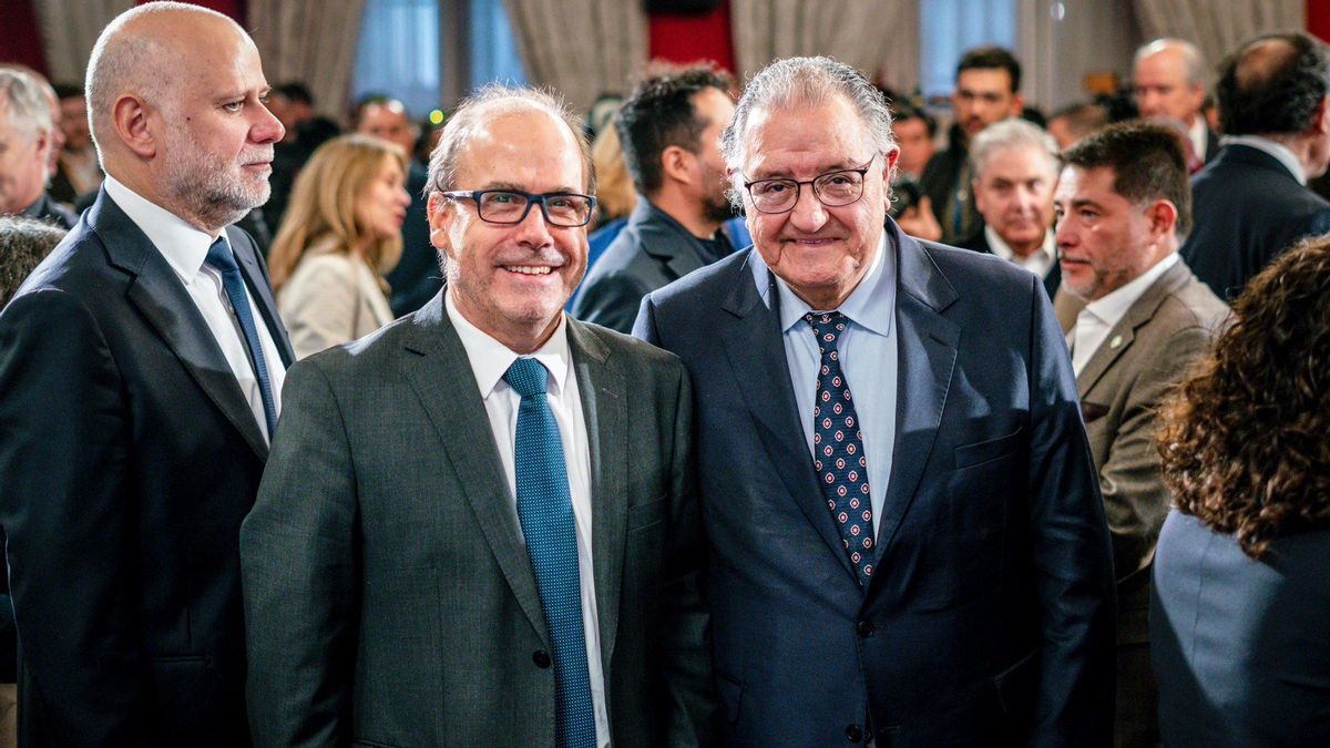 Alberto Undurraga ex presidente de la DC, junto a su sucesor, Francisco Huenchumilla.