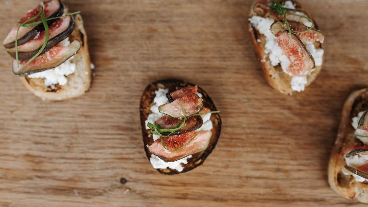 Se trata de un canapé cargado de sabor, gracias al contraste entre el higo y el queso de cabra
