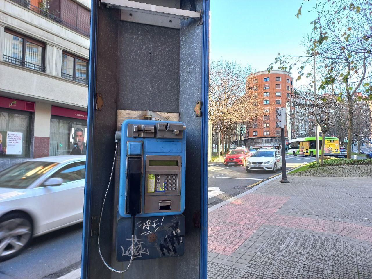 Cabina de teléfono en la calle Autonomía de Bilbao