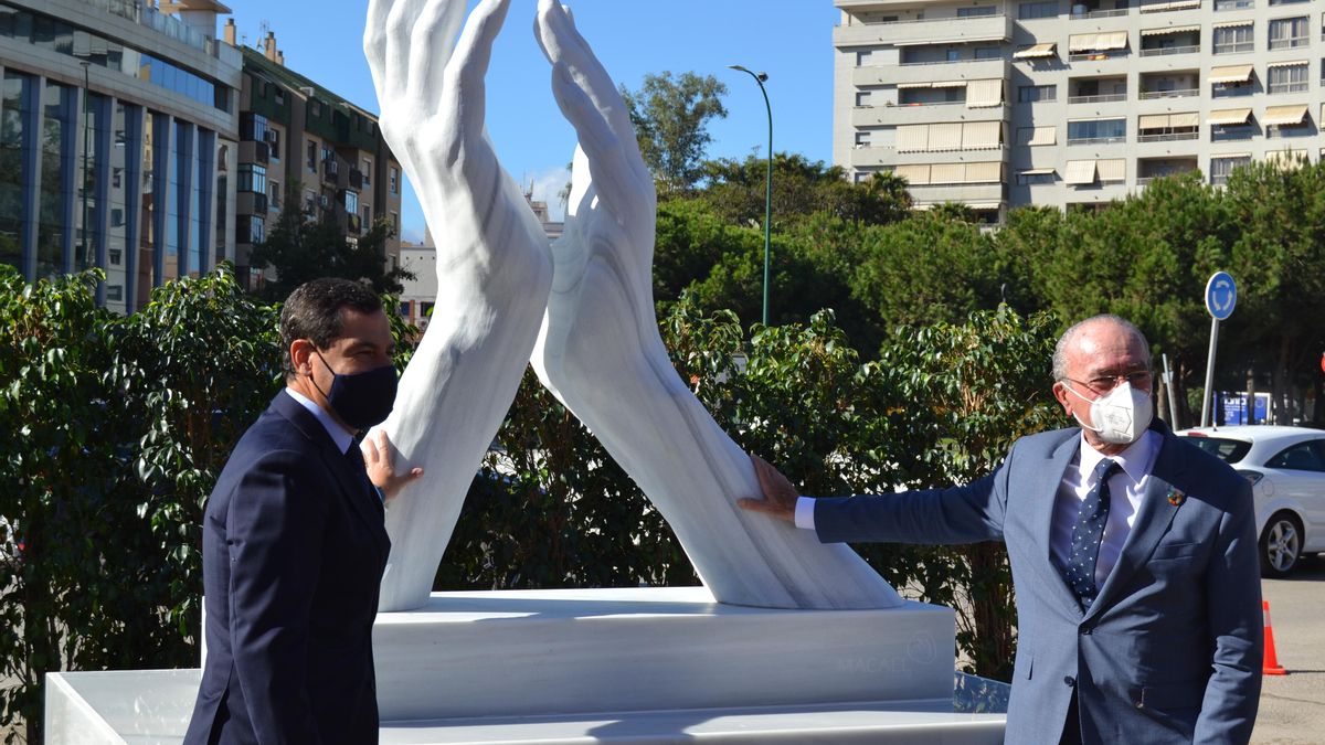 El presidente y el alcalde de Málaga con el monumento de homenaje