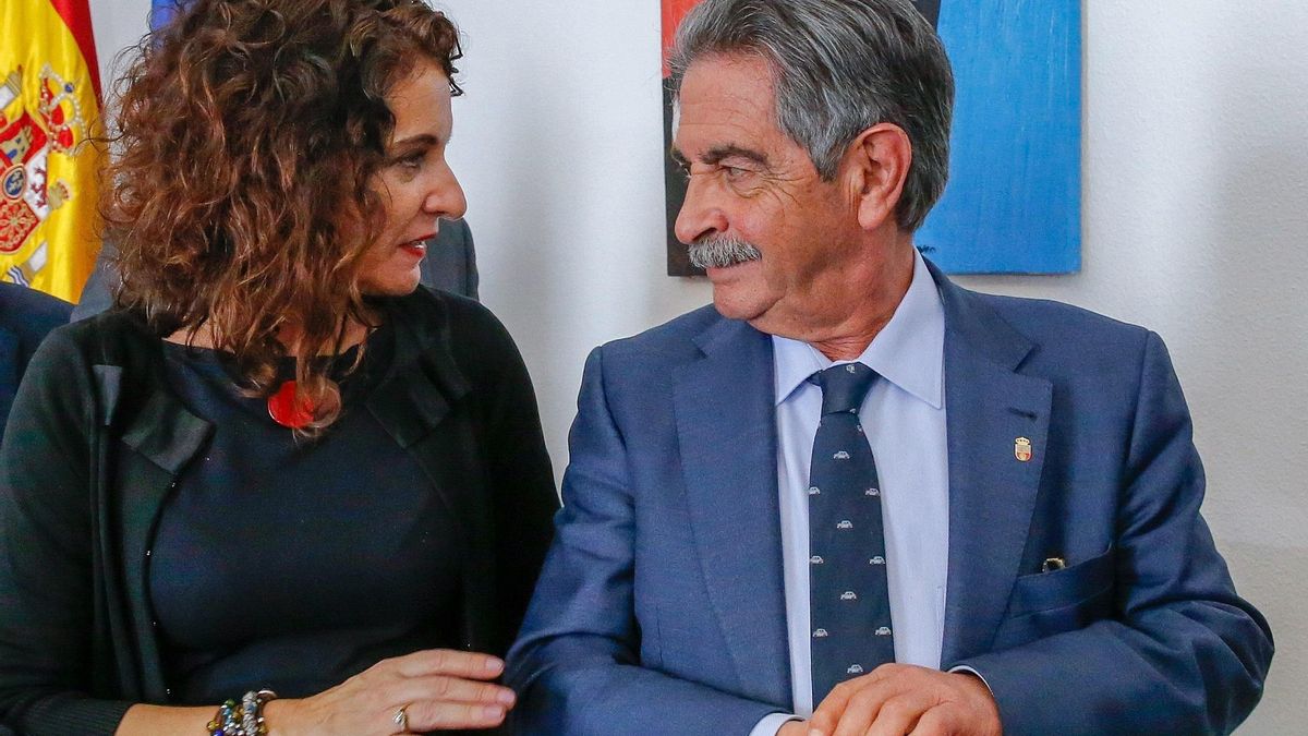 Foto de archivo de Miguel Ángel Revilla y María Jesús Montero