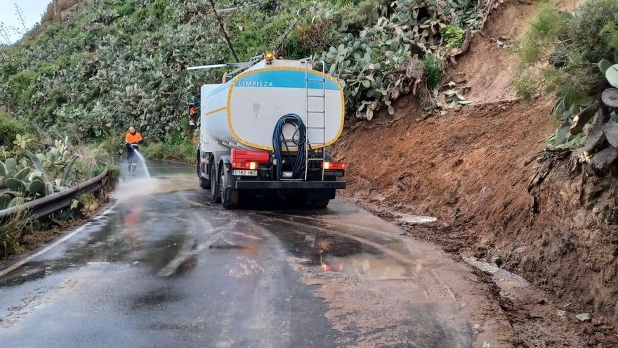 Las Palmas de Gran Canaria reabre la carretera entre Llanos de María Rivera y La Milagrosa tras un desprendimiento por la borrasca Therese