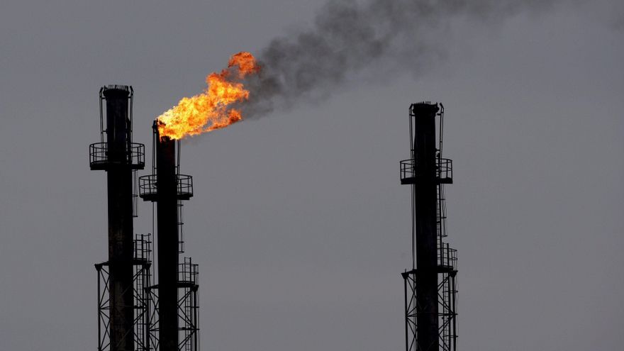Chimeneas en la refinería de gas y petróleo, en una fotografía de archivo. EFE/Robert Ghement.