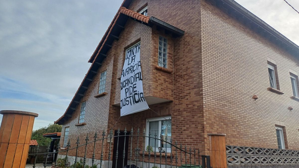 Pancarta de protesta en una de las casas de Rucandial afectada por el derribo.