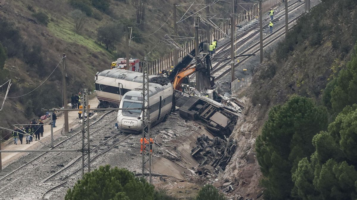 Restos del Alvia siniestrado en la colisión con un Iryo el pasado domingo aún en la vía, este miércoles. La Guardia Civil investiga la pieza del eje de un tren encontrada cerca del lugar del accidente ferroviario de Adamuz del pasado domingo, cuando un Iryo que circulaba hacia Madrid procedente de Málaga descarriló e impactó contra un Alvia que viajaba desde la capital en dirección a Huelva. Así lo han indicado a EFE fuentes de la investigación, que han señalado que se trata de la pieza a la que se refiere un artículo de The New York Times, hallada el pasado martes, según la publicación, sumergida parcialmente en un arroyo que fluye por una zanja empinada a 270 metros de la vía. EFE/ J.J. Guillen