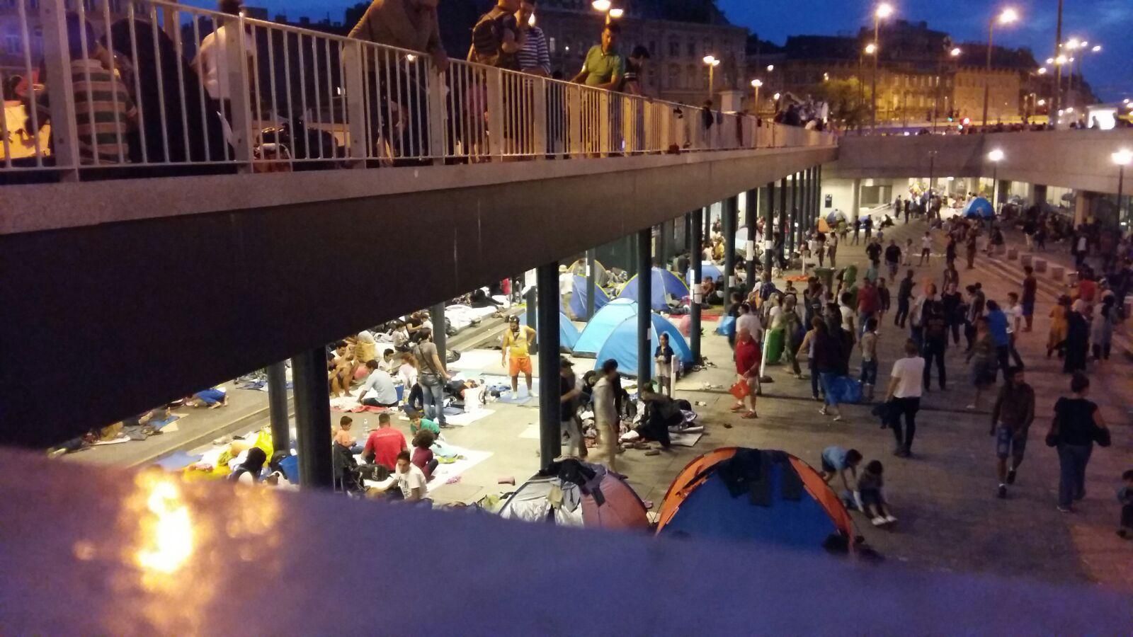 Refugiados en la estación de Keleti (LAURA ACOSTA)