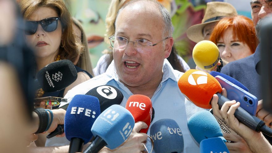 El secretario general del Partido Popular, Miguel Tellado, durante su visita este viernes a Alicante con motivo de las Hogueras de San Juan. EFE/Morell