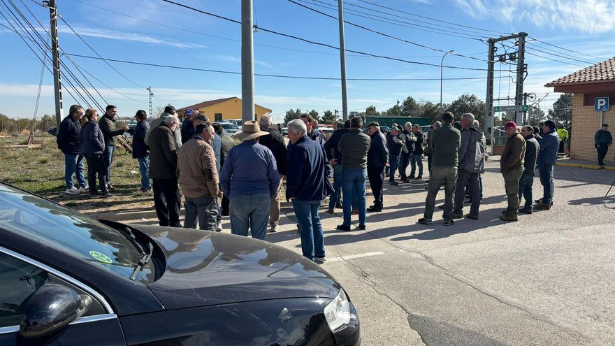 La Guardia Civil impide que un grupo de agricultores de Socuéllamos corte la vía del tren