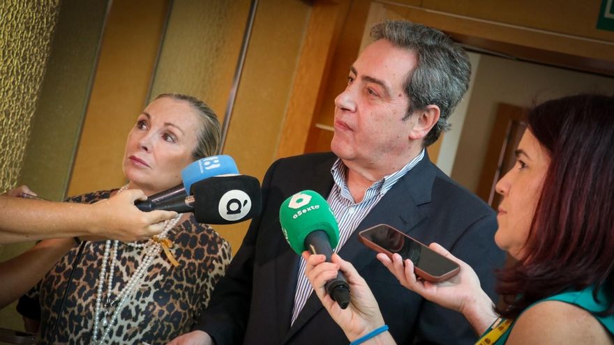 Vox pone en un brete a Pérez Llorca al enmendar sus cuentas para incluir la prioridad nacional y un recorte de un millón al valenciano