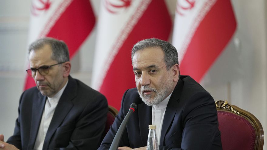 - Una foto facilitada por la oficina del Ministerio de Asuntos Exteriores de Irán muestra al ministro de Asuntos Exteriores de Irán, Abbas Araghchi (R), hablando durante una reunión con embajadores y diplomáticos en Teherán, Irán, el 12 de julio de 2025. Según el Ministerio de Asuntos Exteriores de Irán, Araghchi dijo que "no habría acuerdo en las negociaciones sin reconocer nuestro enriquecimiento nuclear", añadiendo, "nuestras capacidades militares y de defensa están fuera de los límites y no son negociables". (Teherán) EFE/EPA/HAMID FOROOTAN / MINISTERIO DE ASUNTOS EXTERIORES DE IRÁN / HANDOUT HANDOUT EDITORIAL USE ONLY/NO SALES