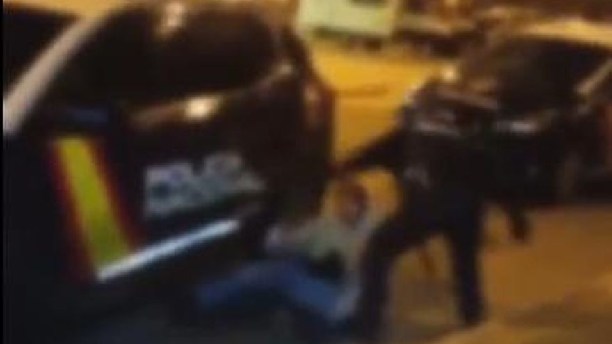 El joven de Sevilla agredido por la Policía denuncia a los agentes por siete posibles delitos