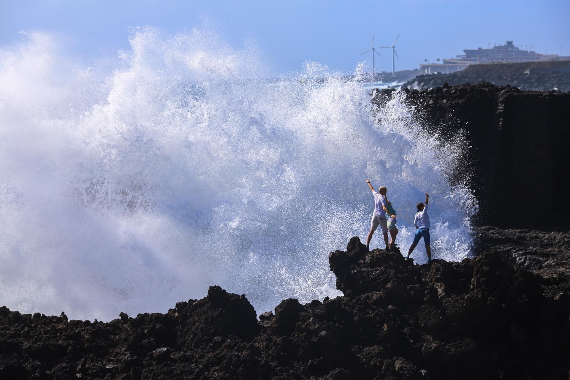 Varias personas se fotografían junto al oleaje en La Palma.