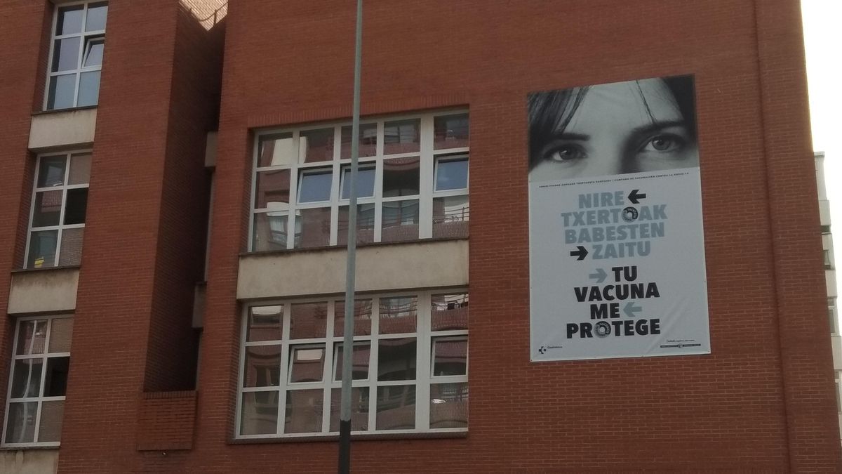 Archivo - Mensaje de Osakidetza en favor de la vacunación en un ambulatorio de Barakaldo.