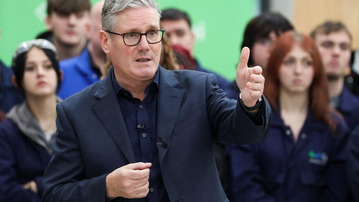 El primer ministro británico, Keir Starmer, durante una visita a una escuela de formación profesional en Anglesey, Gales, el 13 de noviembre.