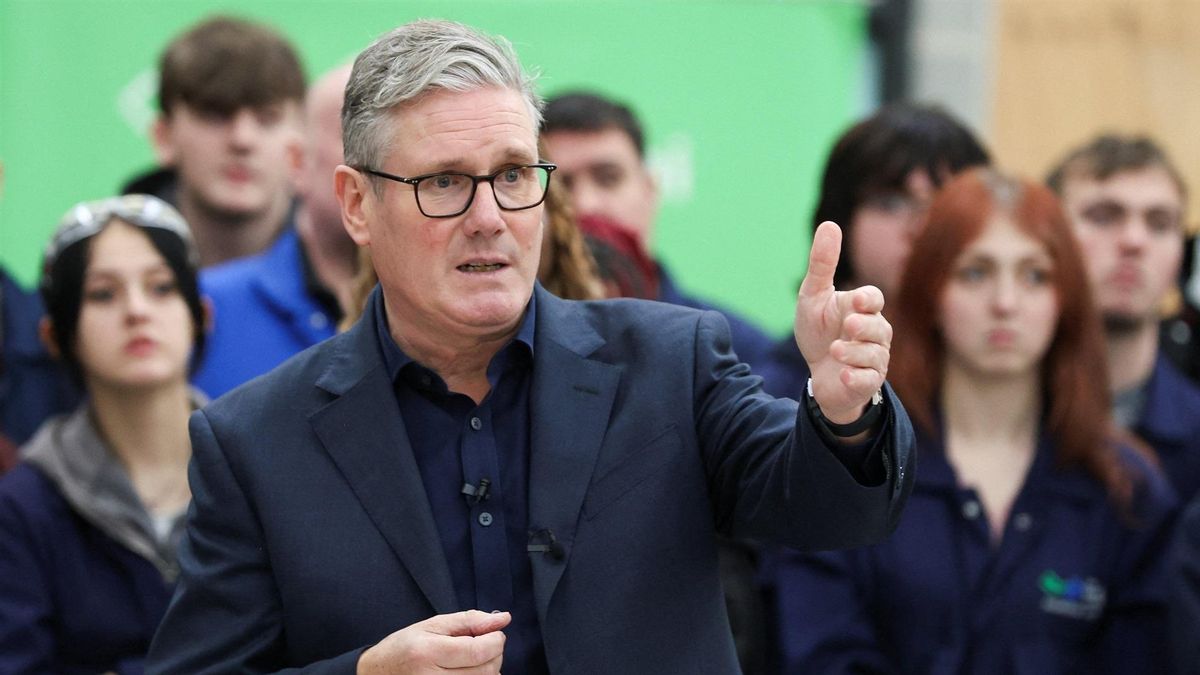 El primer ministro británico, Keir Starmer, durante una visita a un escuela de formación profesional en Anglesey, Gales, el 13 de noviembre.