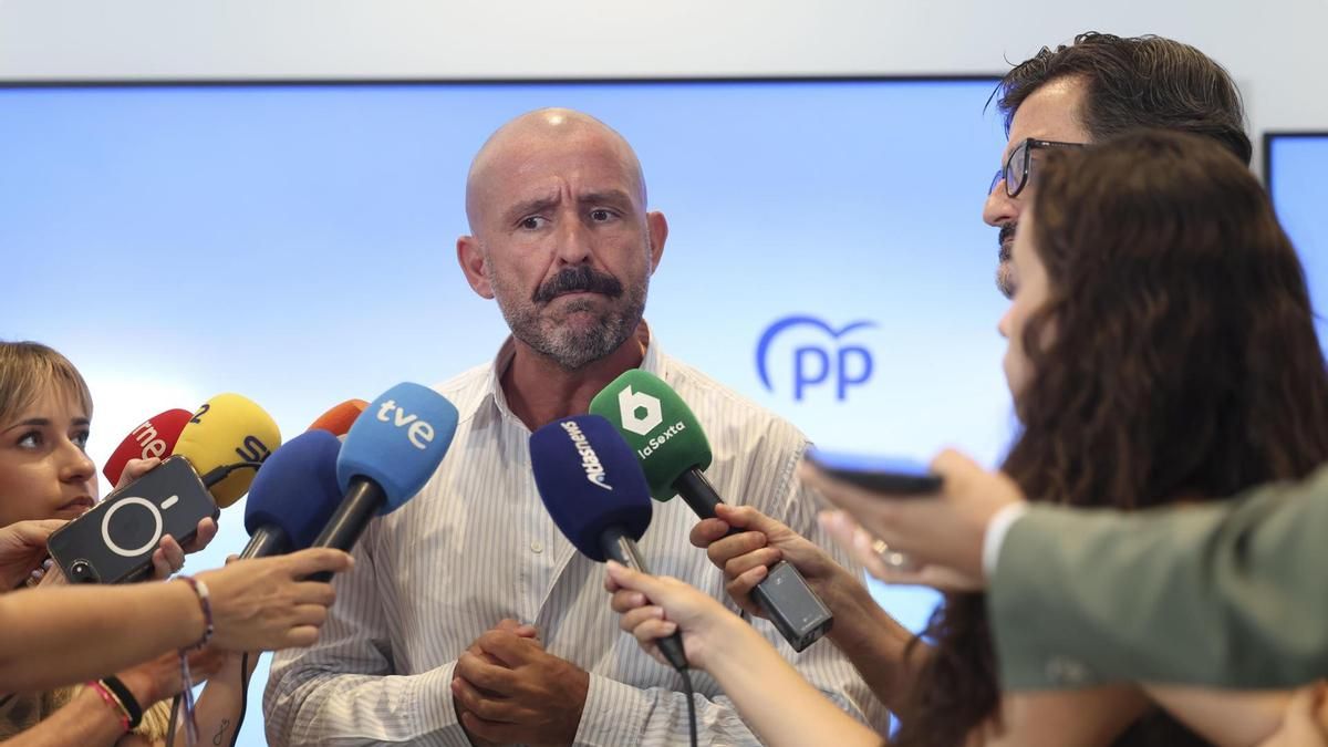 El vicesecretario de Educación e Igualdad del PP, Jaime de los Santos, atiende a los medios este viernes en Madrid.