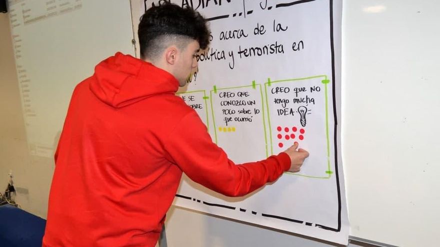 Las víctimas se cuelan en las aulas para combatir el desconocimiento sobre ETA en las nuevas generaciones