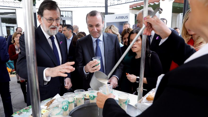 Mariano Rajoy y Manfred Weber se toman una horchata en unas jornadas en Valencia en 2018.