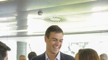 Pedro Sánchez junto a la alcaldesa de Getafe y candidata a las primarias del PSM, Sara Hernández, en un acto celebrado con alcaldes el jueves 23 de julio en Madrid / Foto: Flicker PSOE
