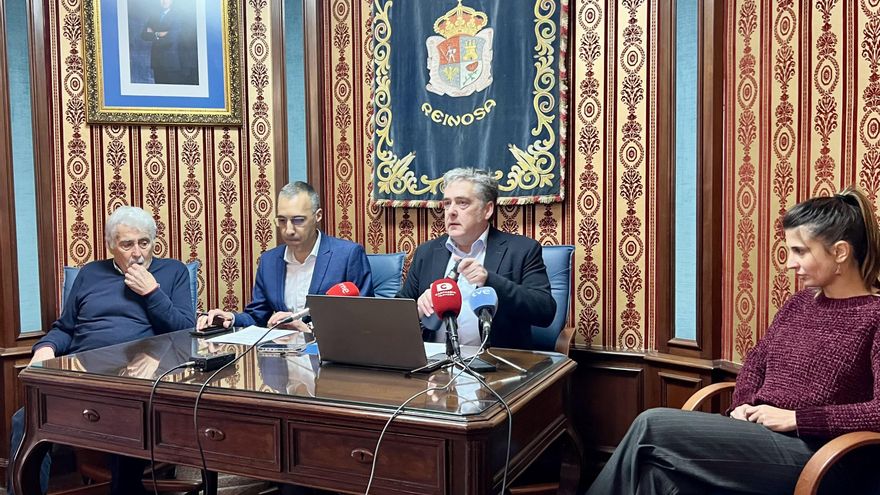 El alcalde de Reinosa, José Luis López Vielba, junto a los concejales del equipo de Gobierno del PP