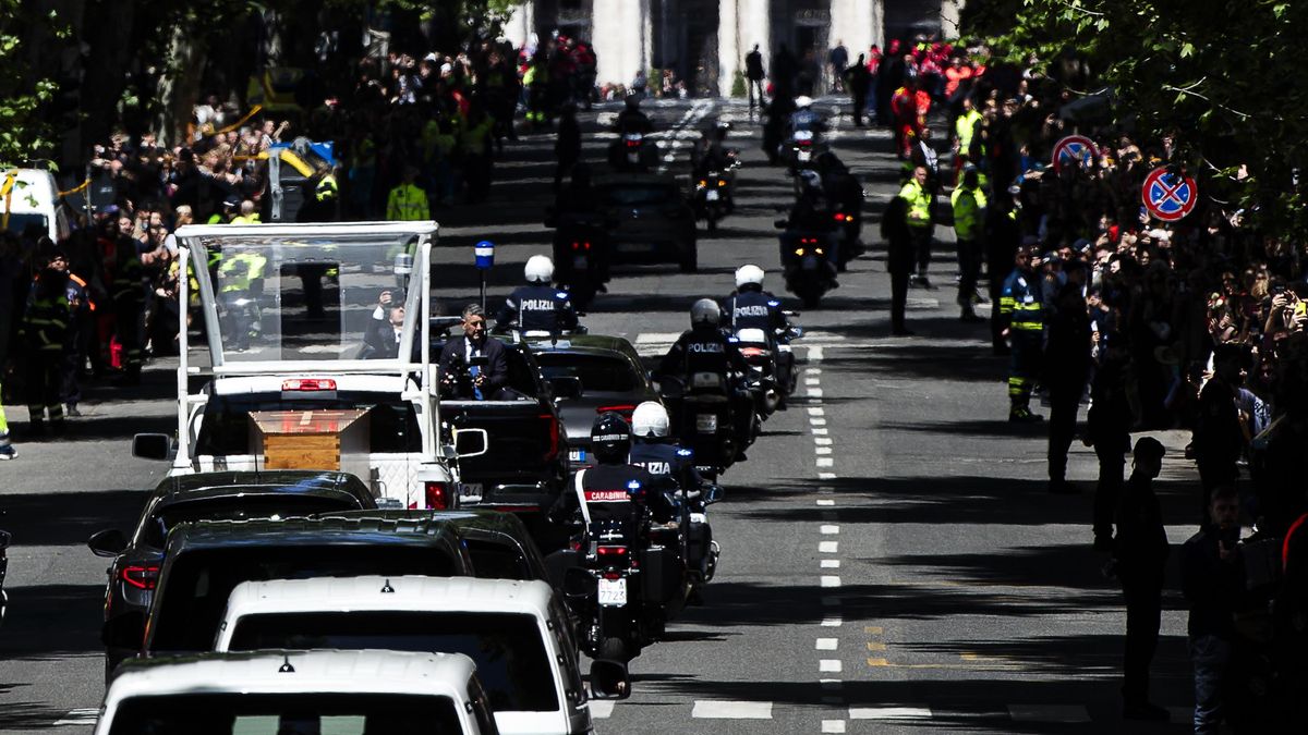 Otro momento del cortejo fúnebre, al que han asistido miles de personas para despedir al pontífice, muchos de ellos jóvenes.