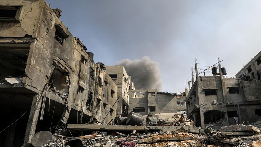 El humo se eleva detrás de los edificios destruidos tras un ataque aéreo israelí en la ciudad de Gaza, este 23 de octubre de 2023. EFE/EPA/Mohammed Saber