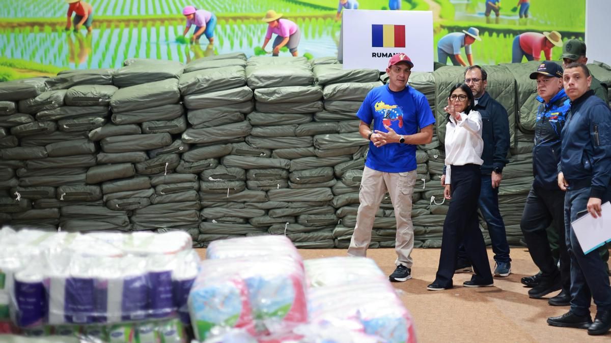 La presidenta encargada de Venezuela, Delcy Rodríguez, durante una visita a un centro de acopio de ayuda humanitaria para los afectados por los terremotos en Caracas. 