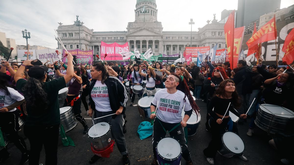 Personas participan en una movilización convocada por el movimiento feminista Ni Una Menos, este miércoles en Buenos Aires (Argentina).