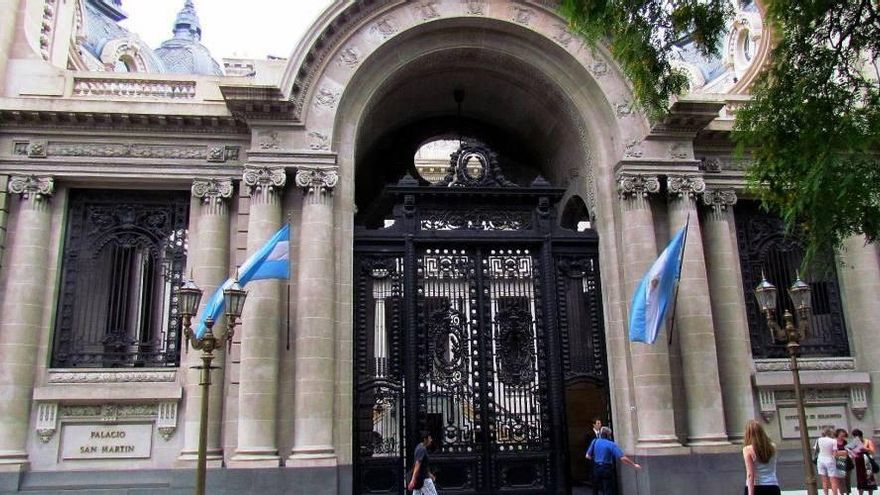 Otro traspié para Mondino: la Cancillería tuvo que aclarar que todavía no reconoce al candidato opositor en Venezuela