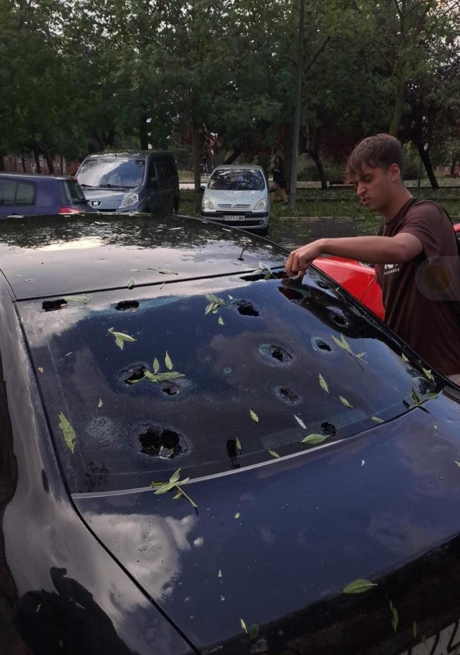 Coche afectado por la tormenta de granizo en Vitoria este jueves