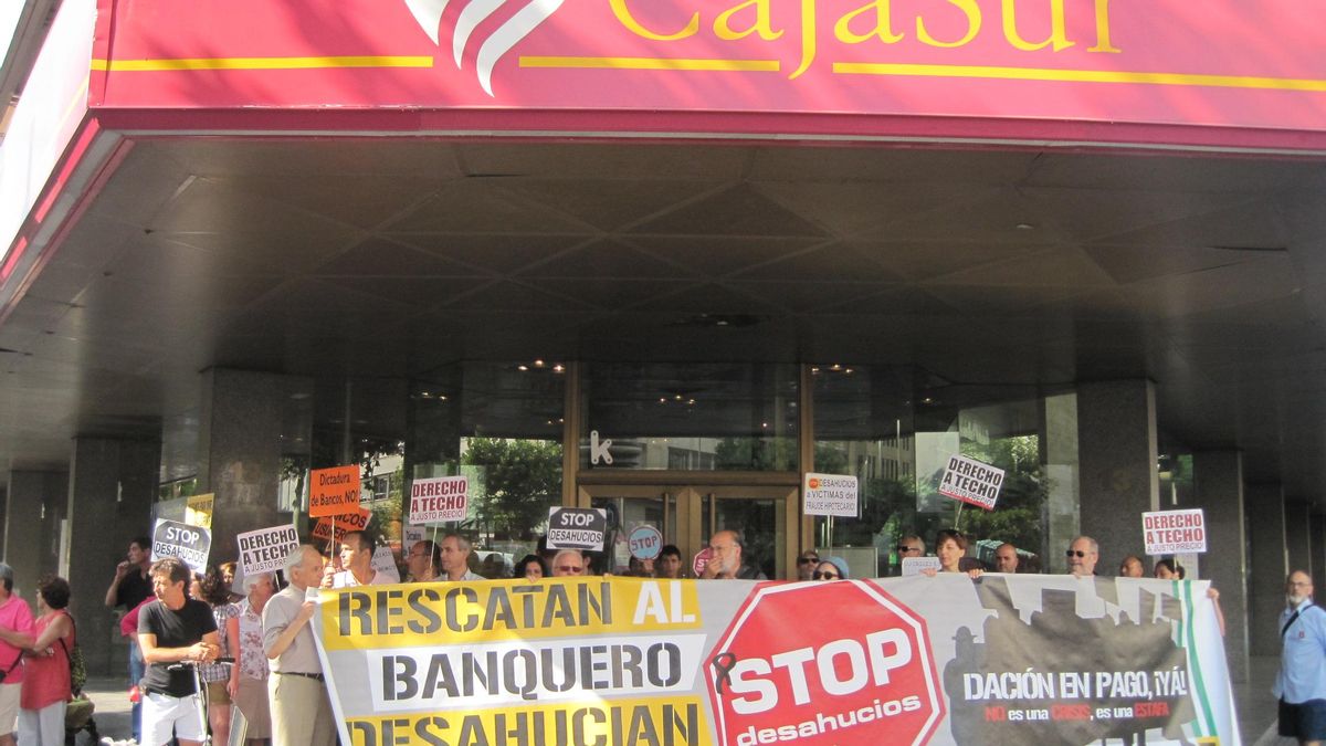 Miembros de Familias afectadas por hipotecas con Cajasur se encierran en sus oficinas.