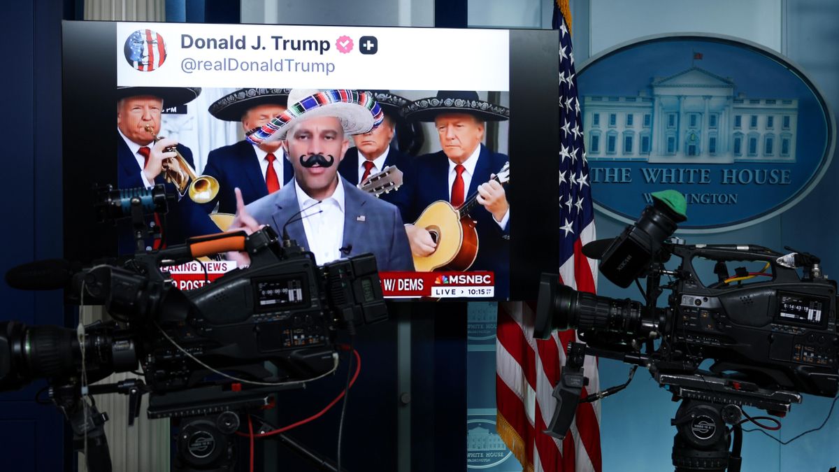 Una pantalla en la sala de prensa de la Casa Blanca muestra videos modificados por IA del líder de la minoría de la Cámara de Representantes y del líder de la minoría del Senado que Donald Trump compartió en redes sociales.